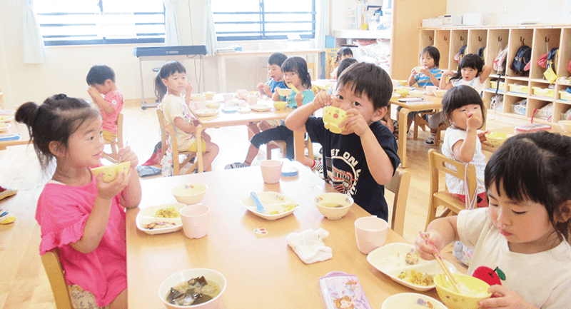 くりの木保育園の給食の様子の写真 くりの木保育園の給食の様子